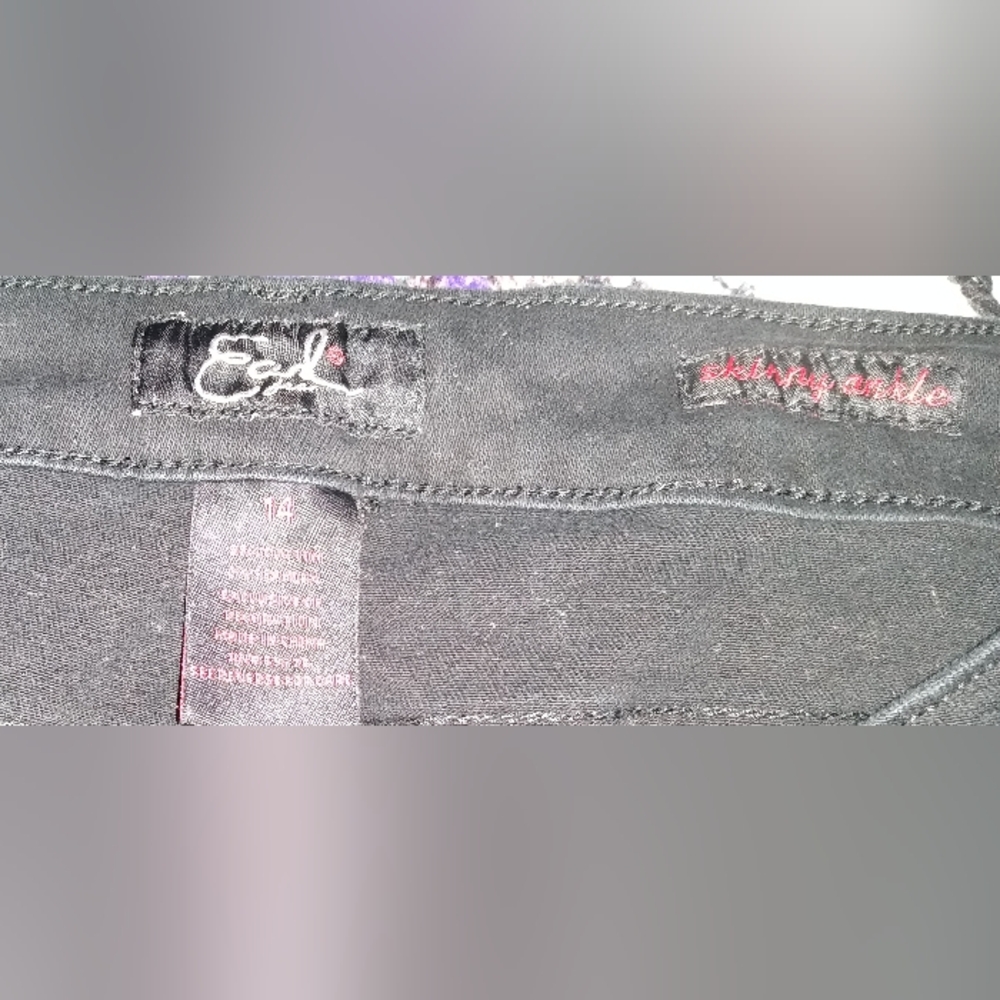 Earl Jeans Black Cropped Jeans with Floral Embroidery - Picture 5 of 5